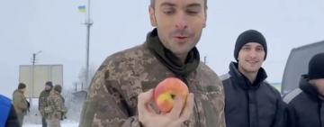 Його фото з яблуком знає вся країна: нещодавно звільнений з полону захисник вже повернувся на службу (відео)